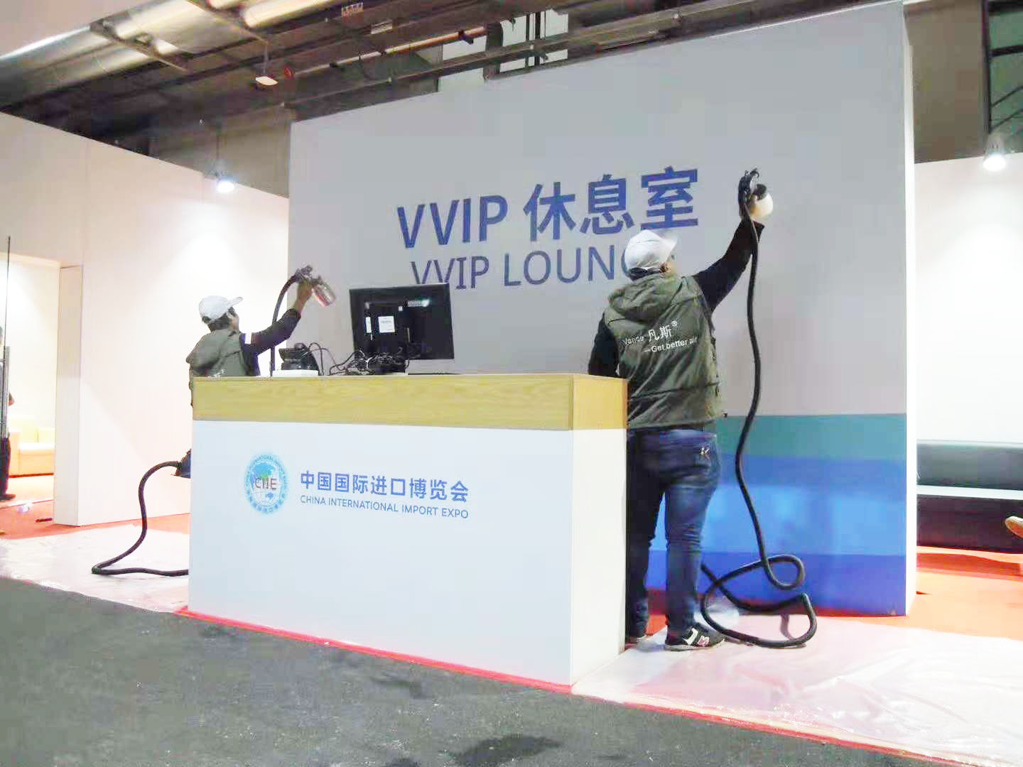 凡斯高品質(zhì)服務(wù)，積極參與，祝首屆中國國際進(jìn)口博覽會開幕！